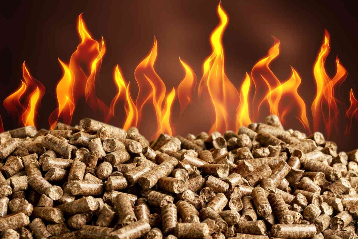 Pellet sfuso e sacchi di pellet in magazzino